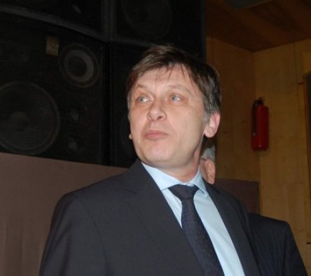Antonescu, despre creşterea numărului de aleşi: La Senat va fi o problemă fizică, sala e prea mică